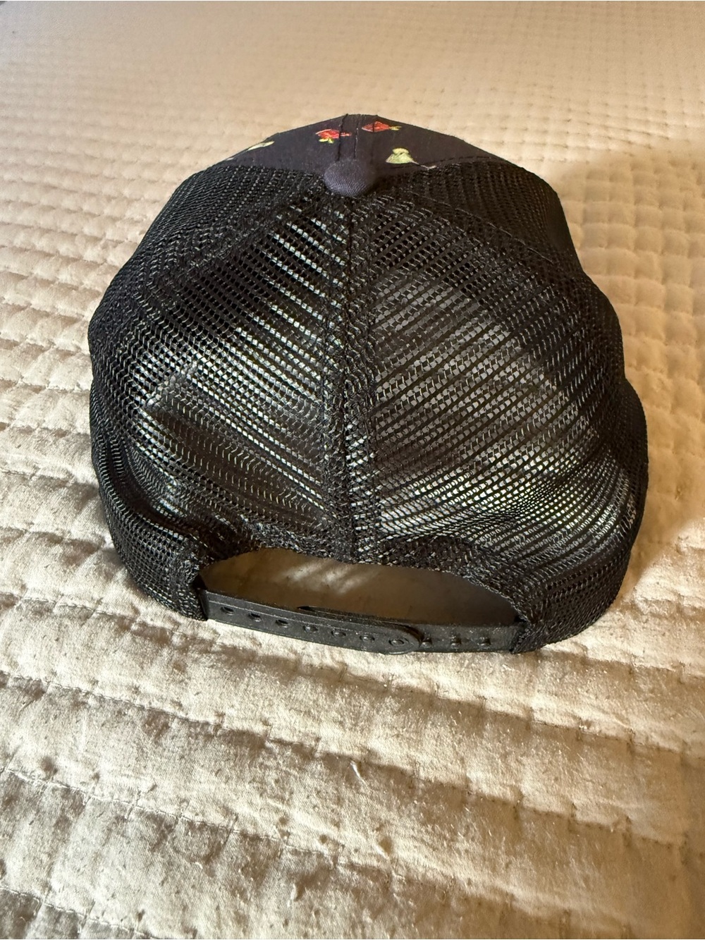 New Era Black LA Trucker Hat with Red & Green Cocktail Print - Picture 4 of 6